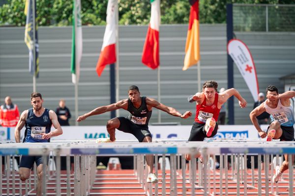 Malik Diakite (Hannover 96), Nils Laserich (TSV Bayer 04 Leverkusen) ueber 110m Huerden am 08.05.2022 beim Stadtwerke Ratingen Mehrkampf-Meeting 2022 in Ratingen